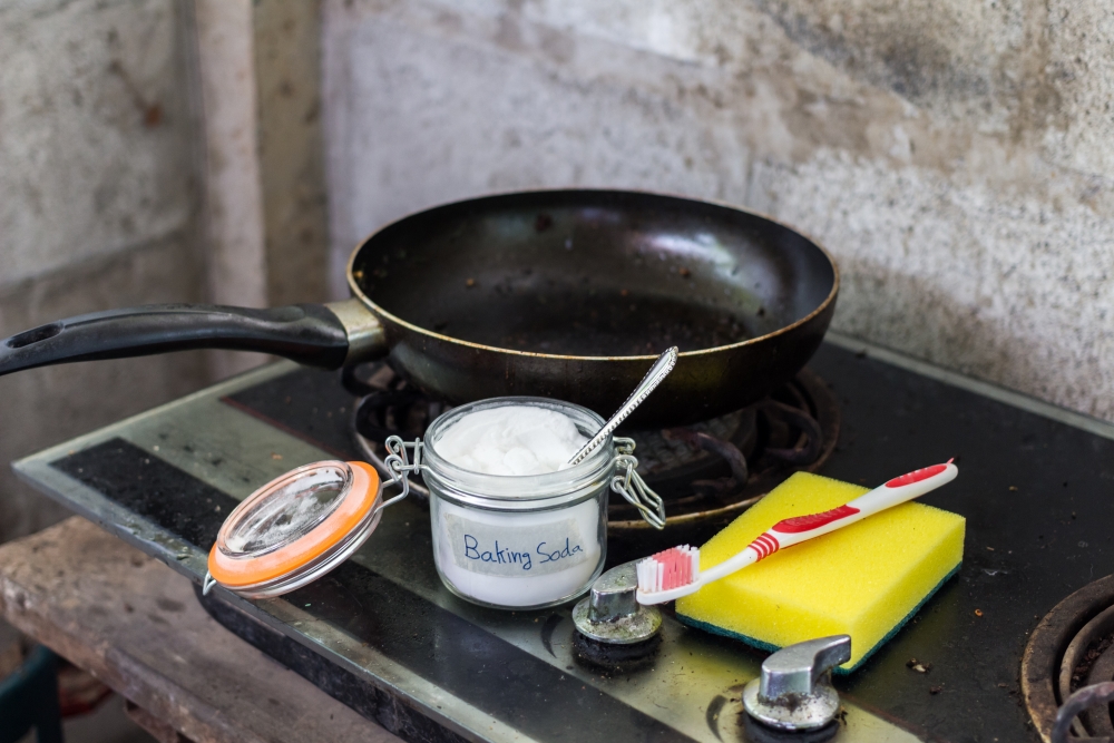 可用舊牙刷將煮食爐積聚的油漬抹掉