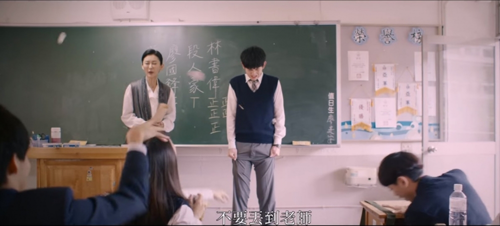 男學生站在黑板前把尿瀨了出來,全班同學都目賭一切。