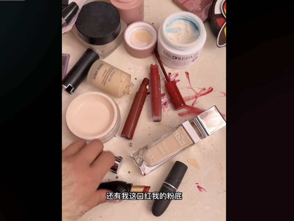 作為美妝博主，這些化妝品都是女子自費買來測評用的。