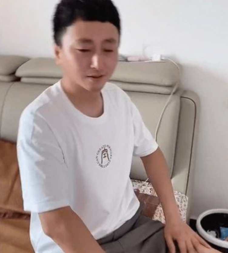 爸爸拿着兒子的數學試卷,看後他無法接受兒子在數學考試上只得6分的成績。