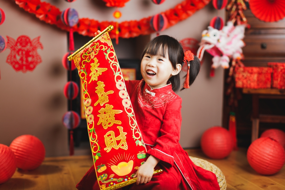 趁機會讓小朋友幫手貼揮春，感受新年氣氛。