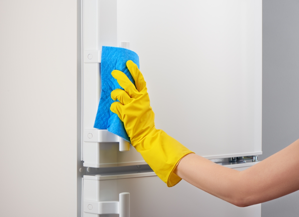擦拭雪櫃門時，要用沒有油積殘留的抹布