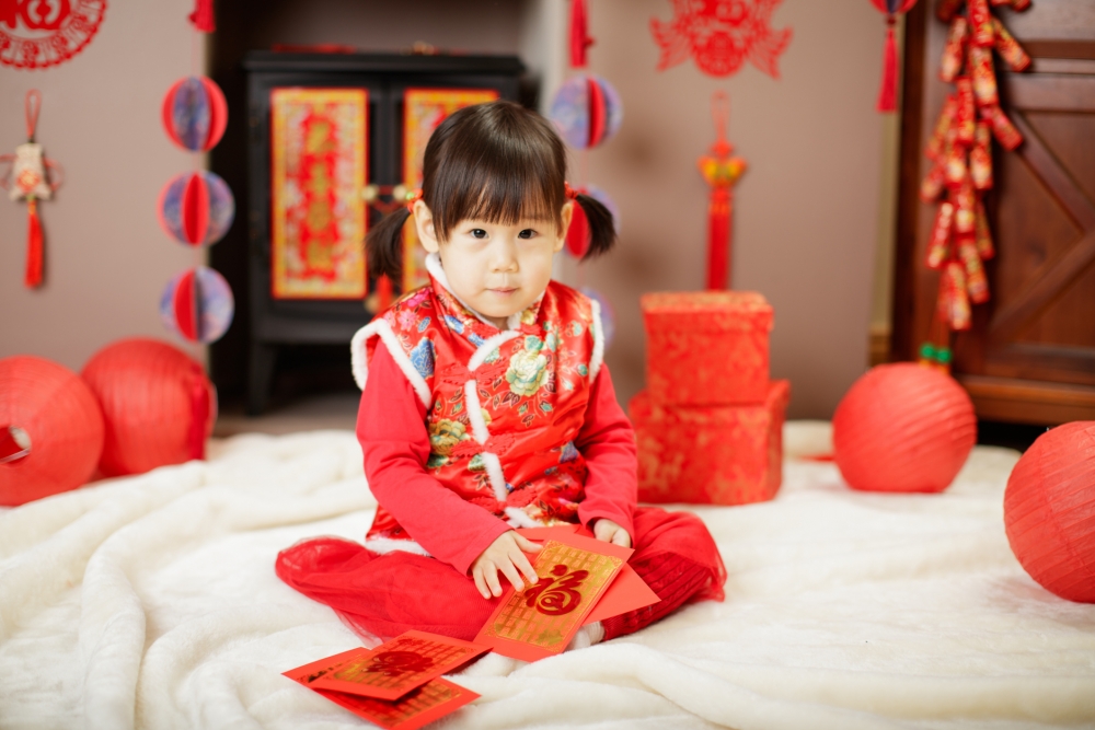 小朋友面對陌生親友會害羞是正常的，不建議父母強迫他們進行親密接觸，而是應該先介紹彼此認識。