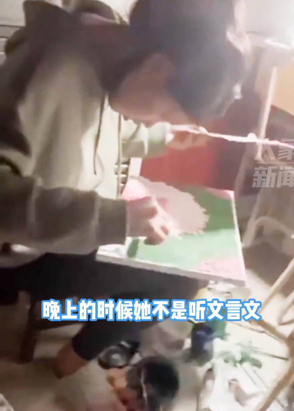 姐姐表示，「妹妹每日的生活基本一樣，中午就做功課，下午就練書法，到夜晚就開始畫畫」。