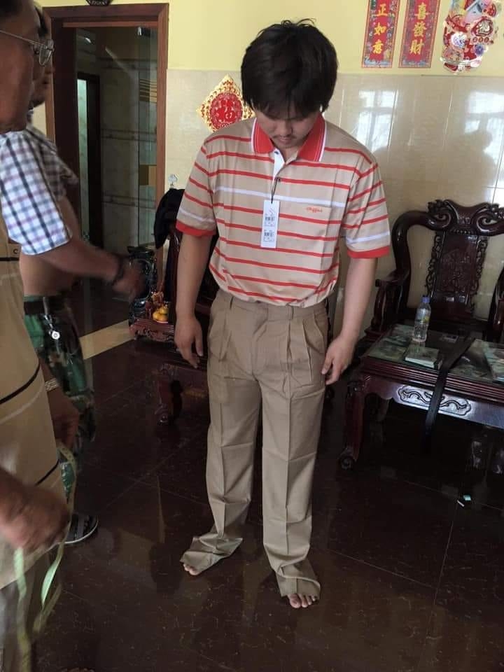 照片中的弟弟，表情無奈。