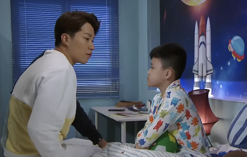 有一名爸爸不滿兒子不收拾房間，於是只好想辦法讓兒子動手收拾。