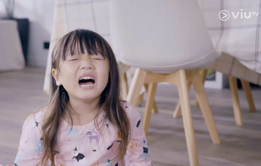 女兒無法接受自己輸了,一直耍賴。