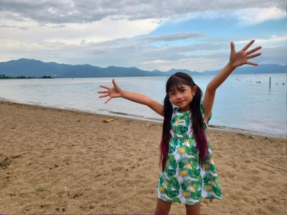 夏天還會到海邊曬太陽,養成「古銅色」膚色