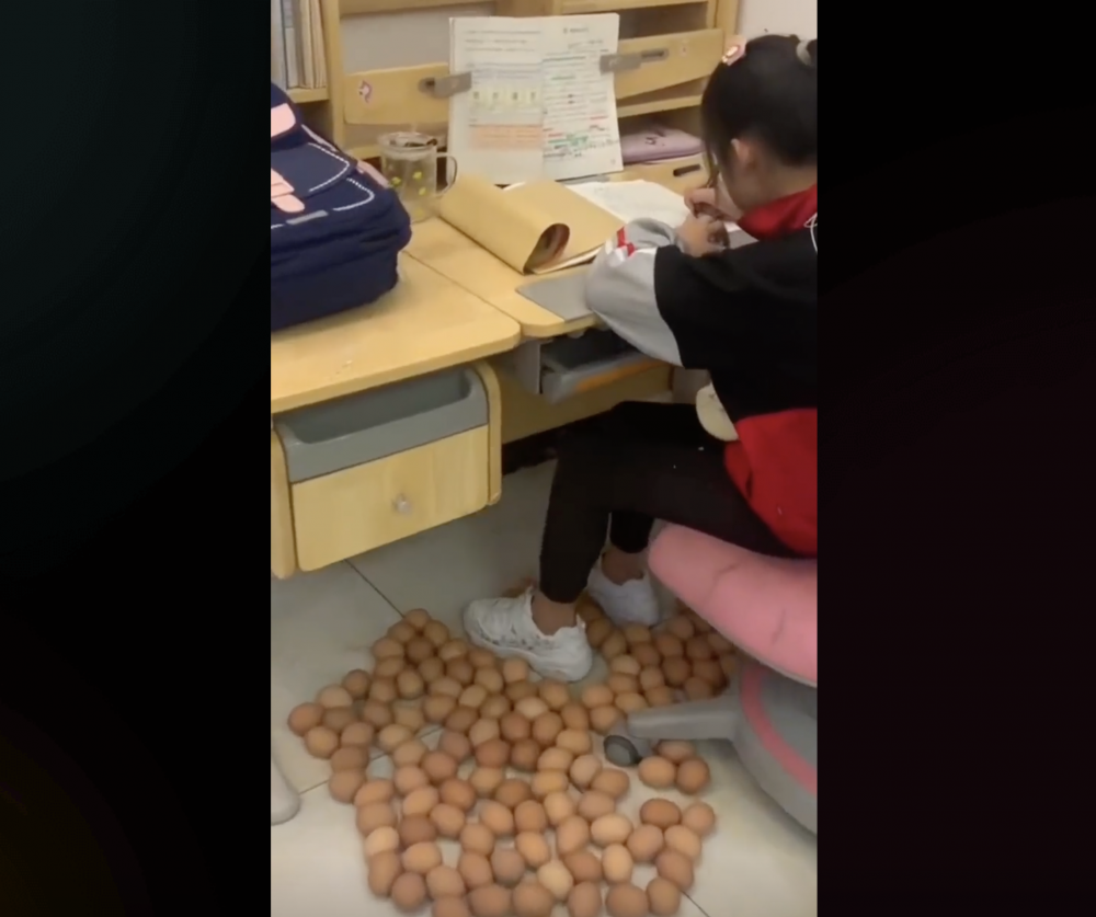 雞蛋佈滿椅子周圍。