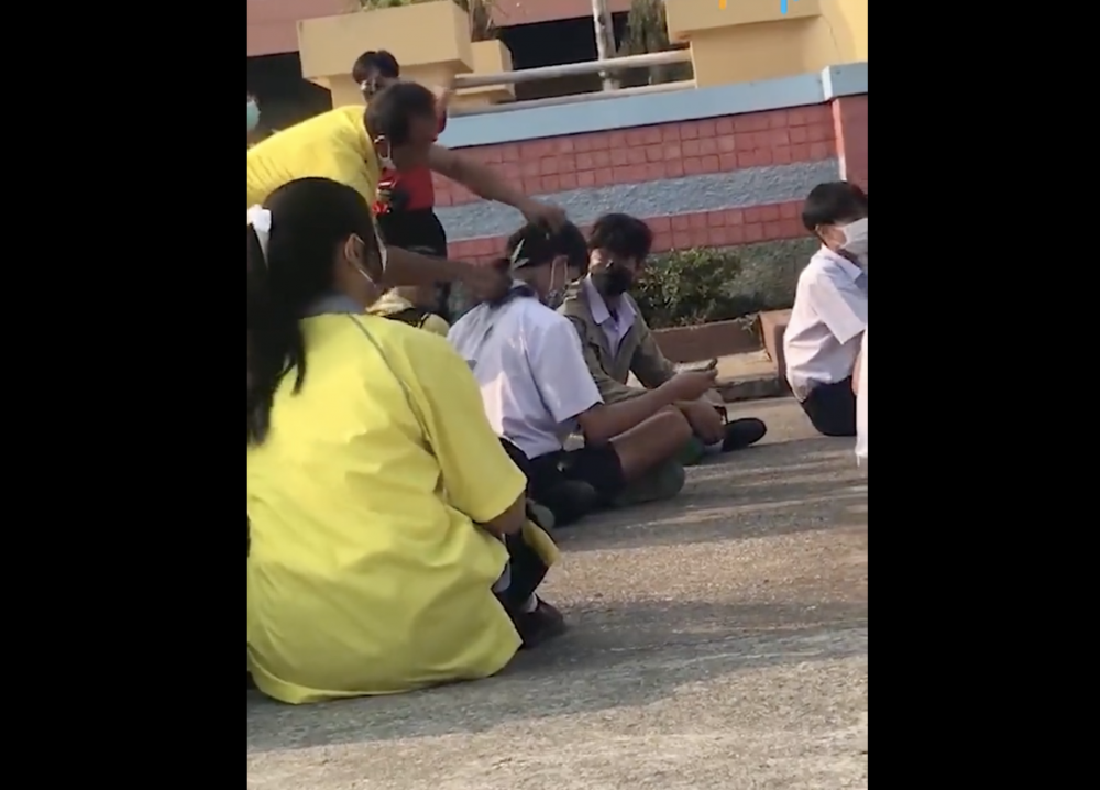 學生只能乖乖任憑處置。