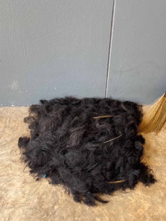 學生幫忙打稍成堆的頭髮。