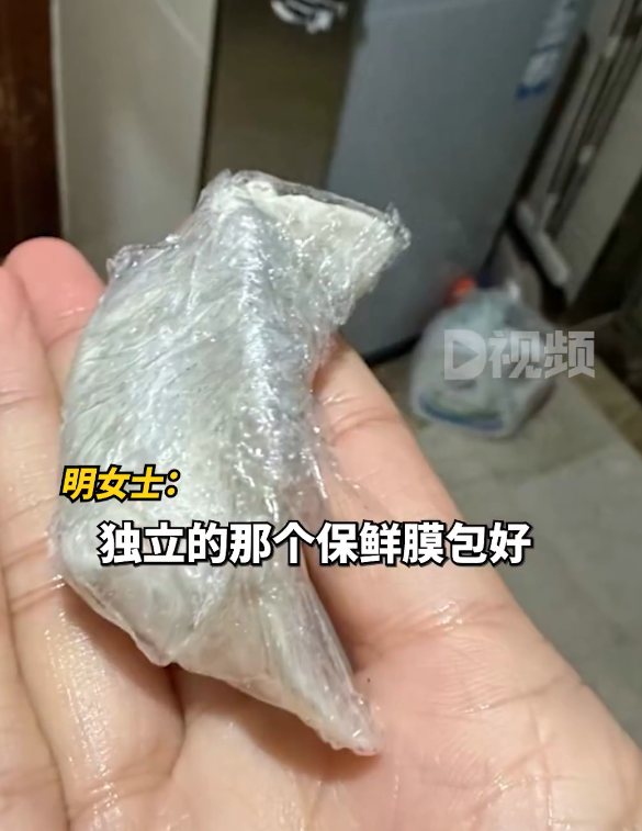 母親將100顆水餃全部用保鮮紙進行獨立包裝。