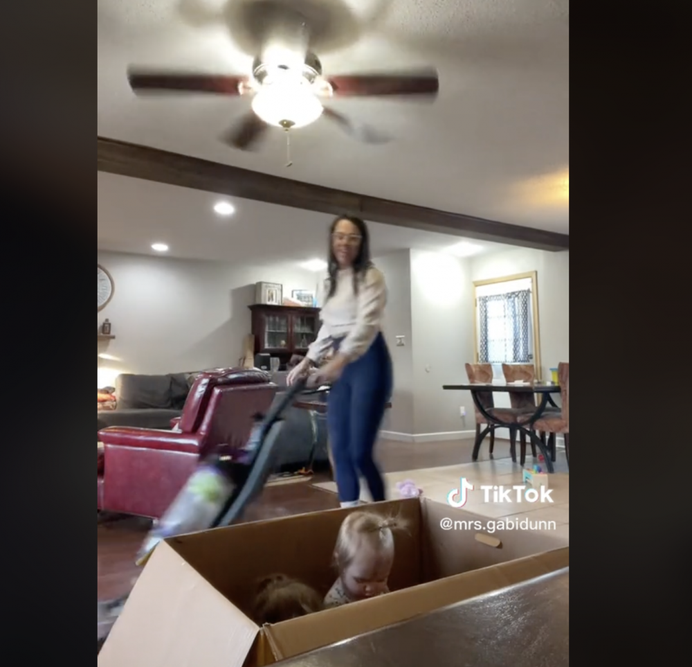 媽媽終於能夠有時間做家務。