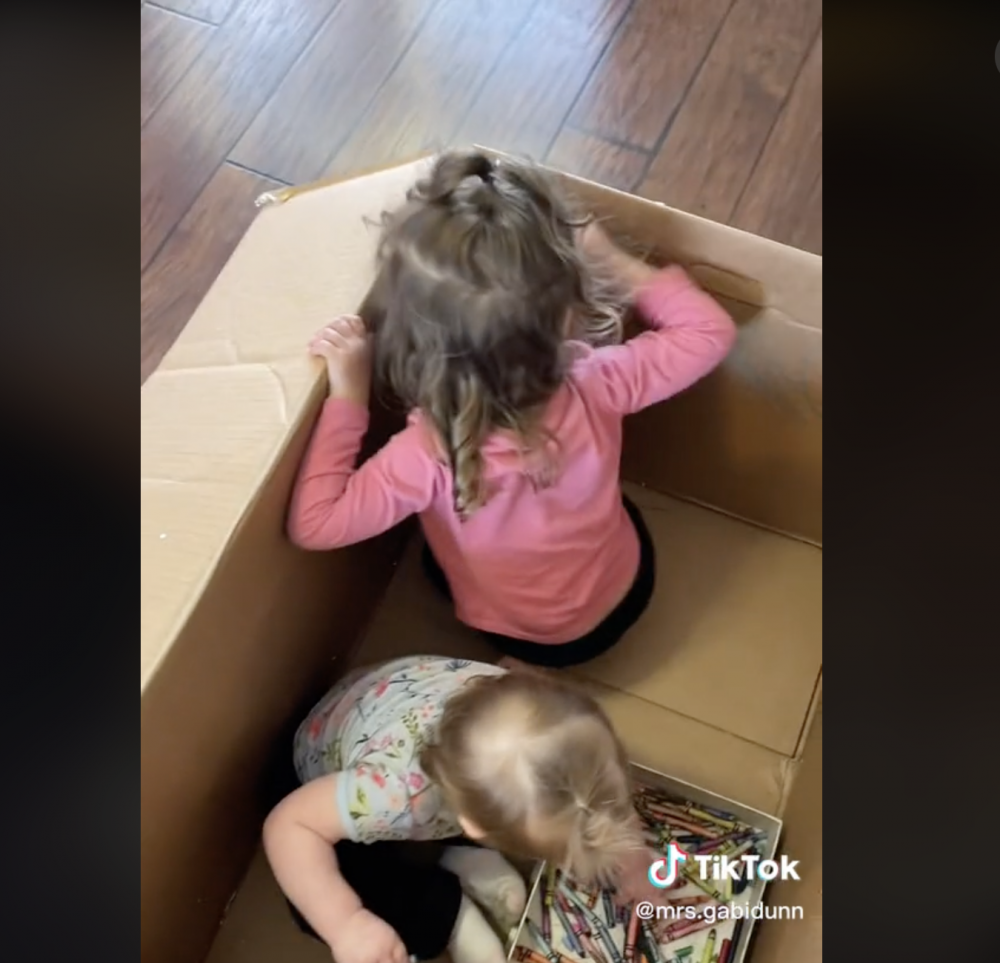 大女兒率先開畫。