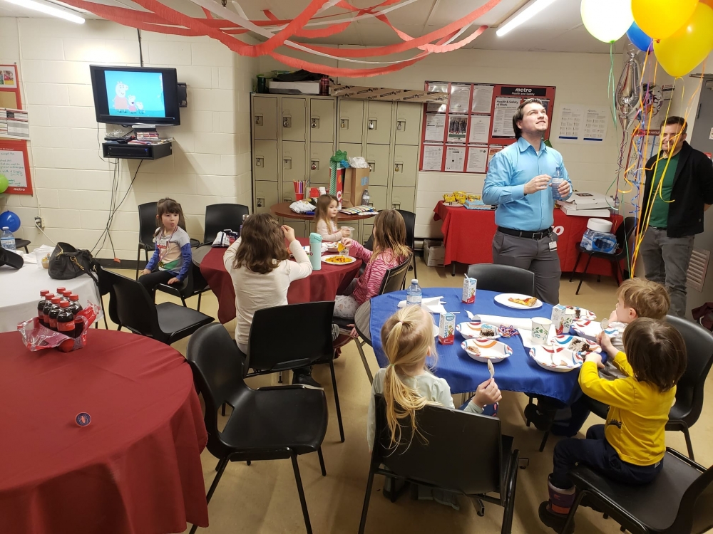 超市特別將員工休息室布置成派對房。