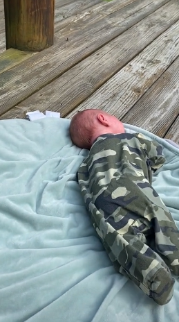 媽媽帶剛出生不久的寶寶到家中後院曬曬太陽,寶寶卻突然大哭起來。