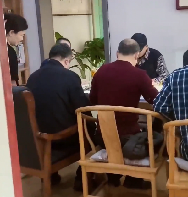 不少網民對幾位任教老師來家訪的情況相當驚訝﹐認為這樣的家訪是「史無前例」。