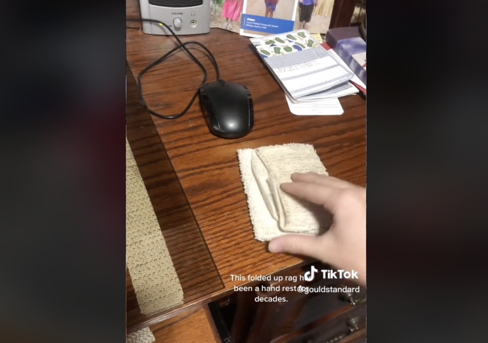 用了近10年，已經發黃的手巾。