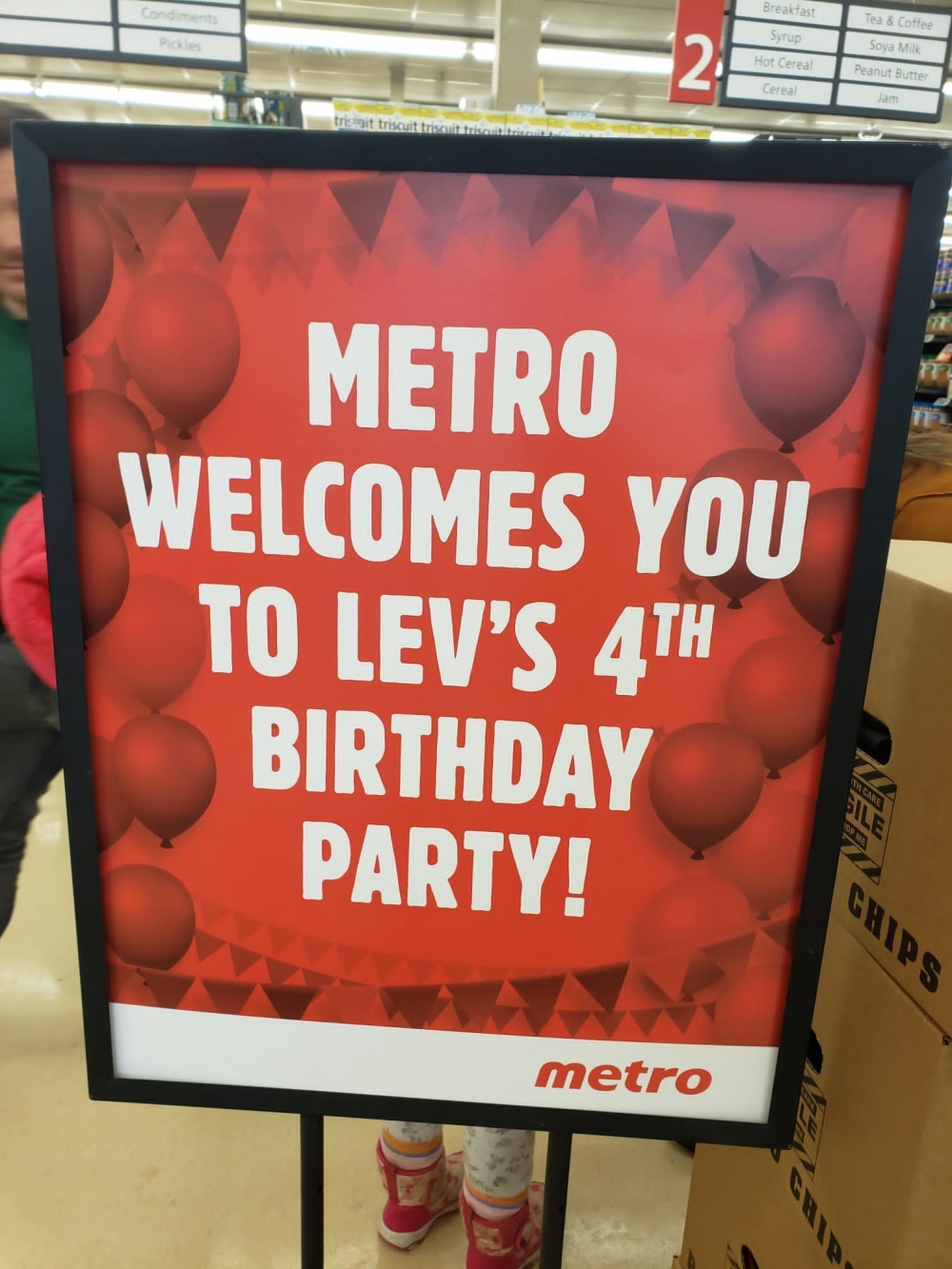 超市一早貼出海報，招待Lev一家和他的朋友。