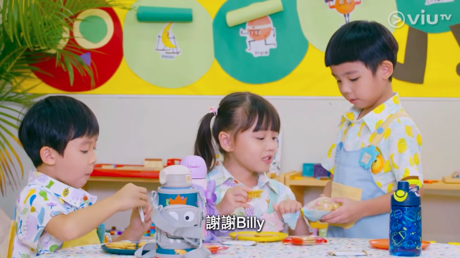 網民紛紛留言笑指男童追女仔的手段不錯，差點就有小新抱