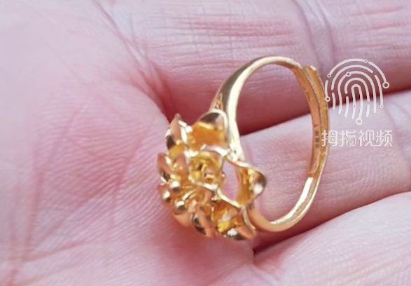 一名男童把家中的戒指送給女同學，點知原來是真金戒指。