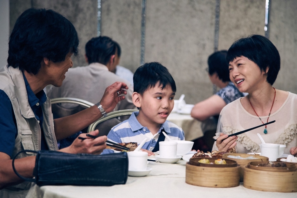 爸爸教訓兒子不可以眼闊肚窄