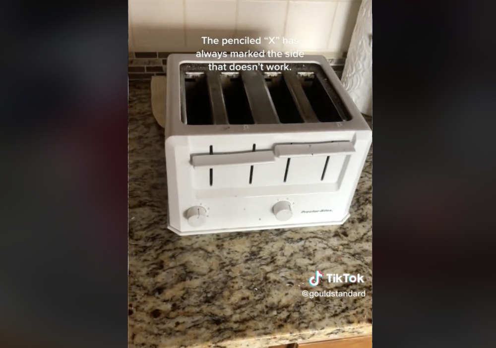 其中兩個凹槽已經壞了的士多爐。