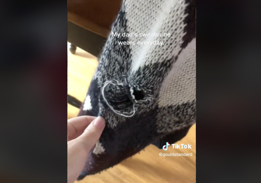 父親每天都在穿的毛衣已經破了大洞。