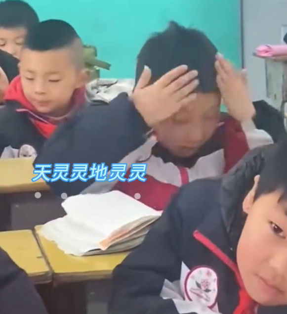 男學生一邊翻書,一邊用手不斷摸書中內容,摸完後雙手立即摸上自己的瞼。