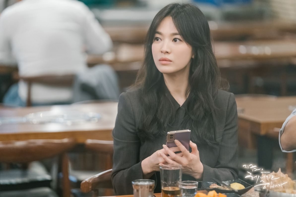 女事主偶然查看男友手機,發現驚人秘密。