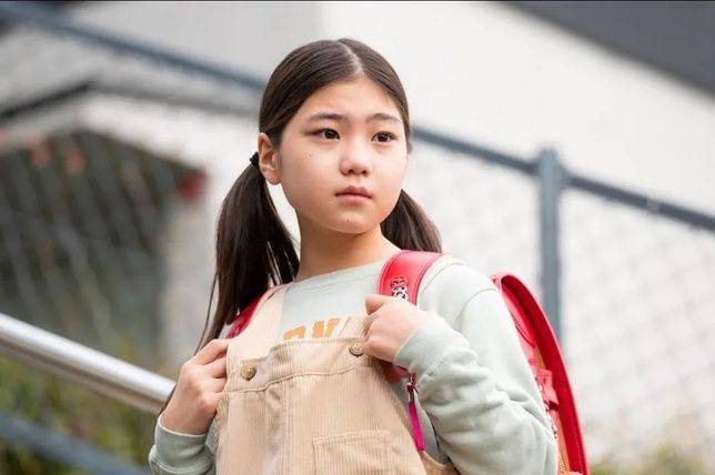 誰料她對着爸爸說「爸爸你不要穿那個(指外賣制服)來接我,這樣很丟臉」。