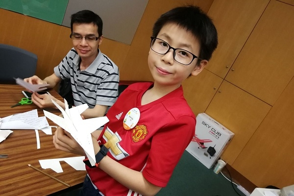 「紙飛機工作坊」玩中學流體力學。