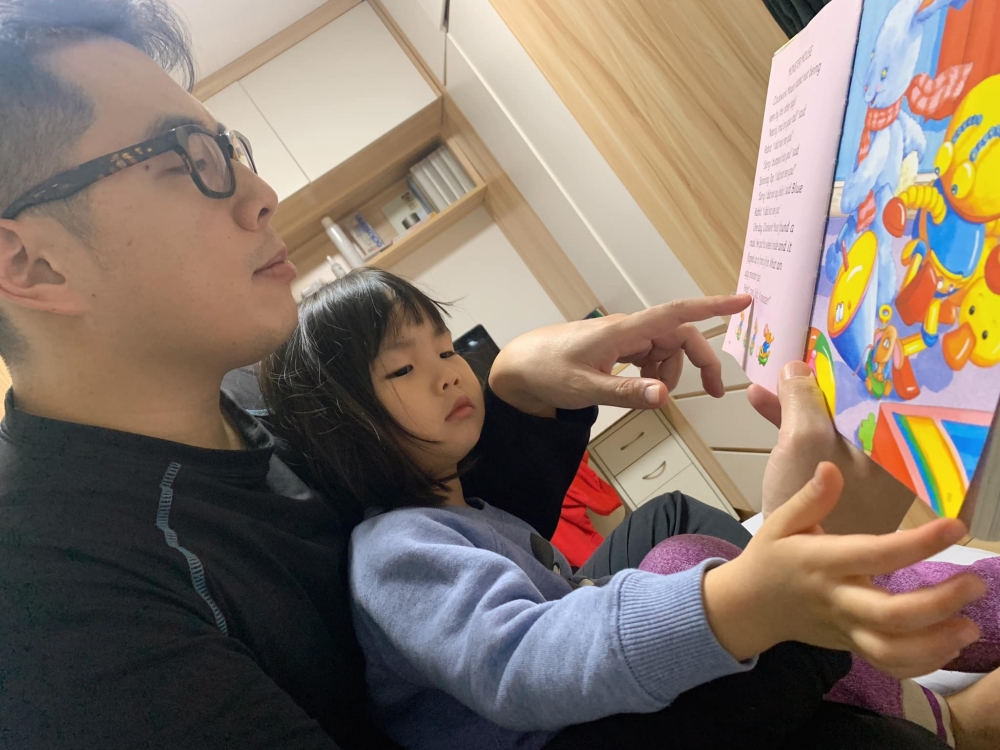 有網民讚何基佑教小朋友教得好。