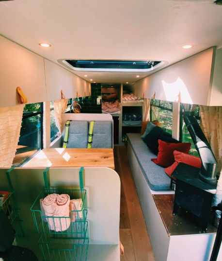 二人共花14個月的時間及16萬英鎊（約15.3萬港元）將小巴改裝，「新居」內設施齊全。