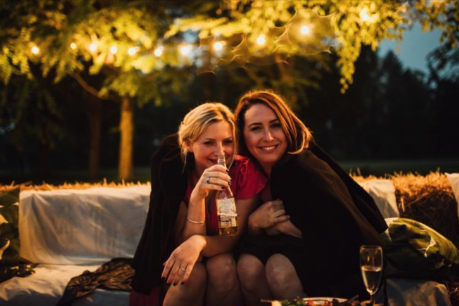 Kayla（右）和已離世的女友人合影。