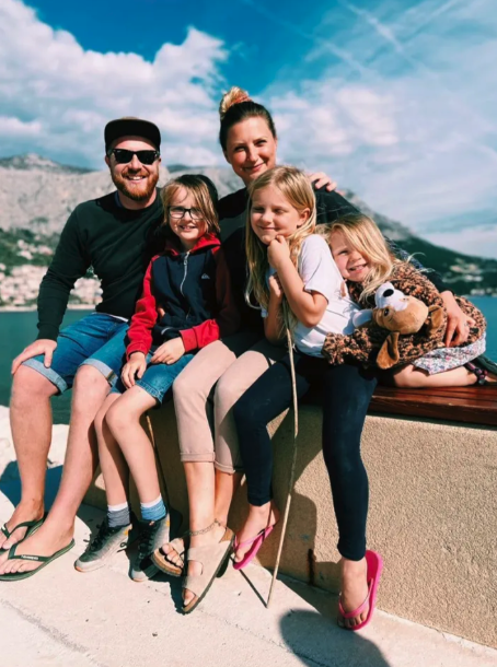 夫妻想享受人生和給予孩子更多生活體驗，決定全家搬到「小巴」上居住。