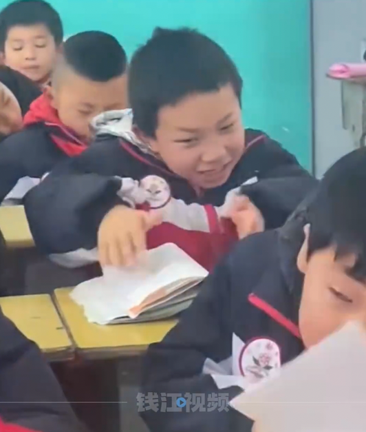 老師在大考前給學生一堂時間溫習,突然發現一名學生用獨特的方法溫書。