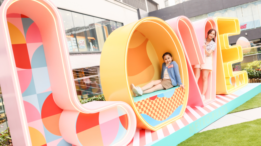 戶外的「Love」裝置。