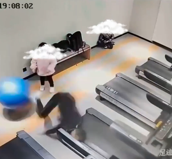 跑步機鍊帶夾住瑜伽球，讓男子瞬間往後飛，臉部重重撞到機器上。