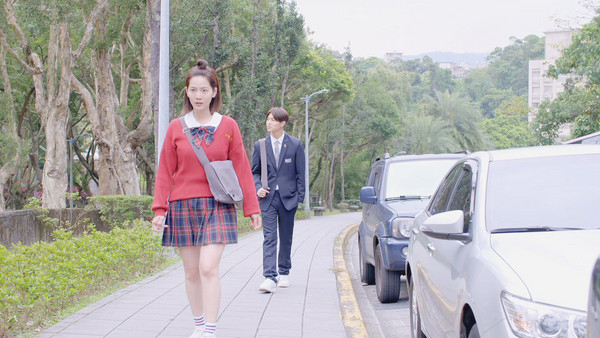 主任利用早會時間把上衣或褲、短裙穿得比較短的女同學集合起來訓話。