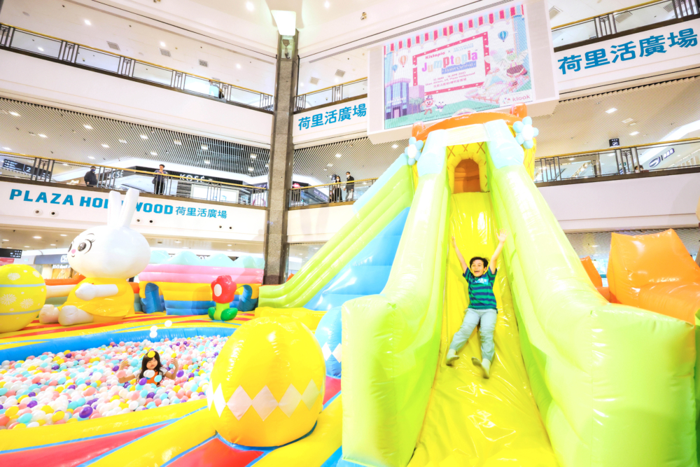 「Raby Easter Pool復活兔波波池」有近3.5米的充氣滑梯。