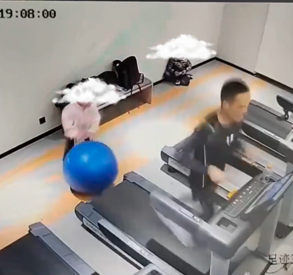 男子專注在跑步機跑步時，後面出現一位正在玩瑜伽球的女童。