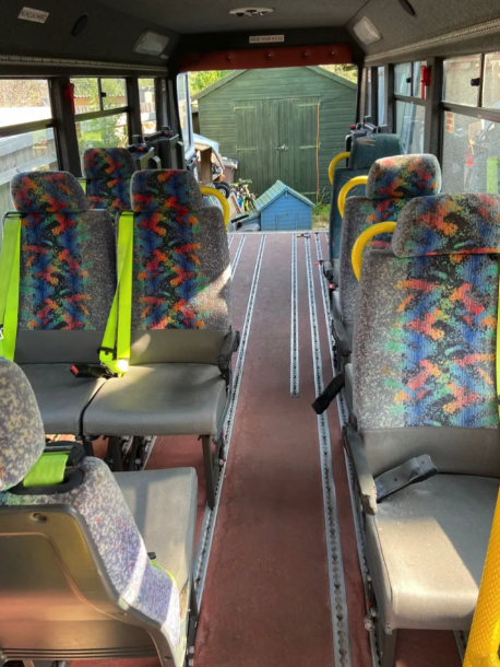 夫妻二人花掉積蓄，購入一架小巴作為「新居」。