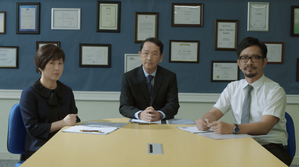 校方指禮物包內，每樣東西都有教育意義