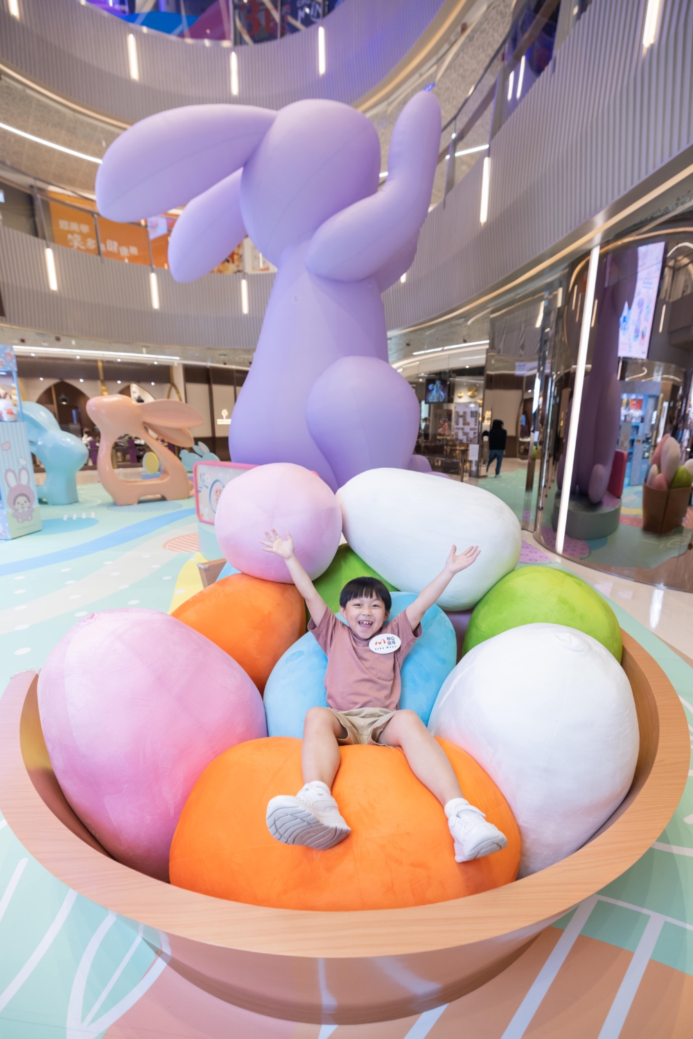 超級療癒的「繽紛復活蛋池」。 