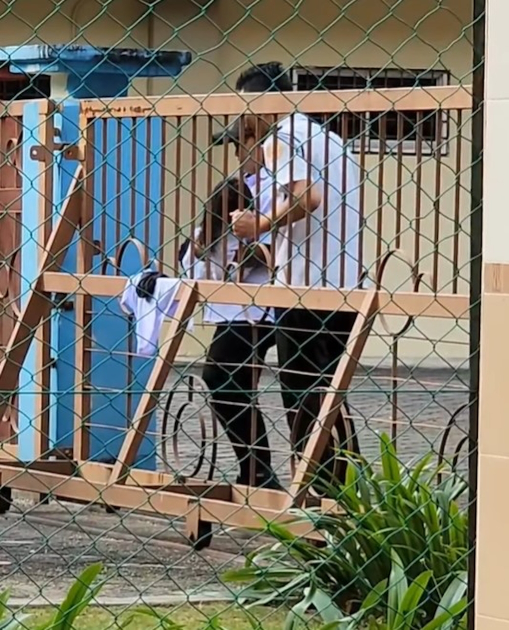 女童被老師和保安發現，及時將女童抱回學校課室，「逃學」計劃也失敗告終。