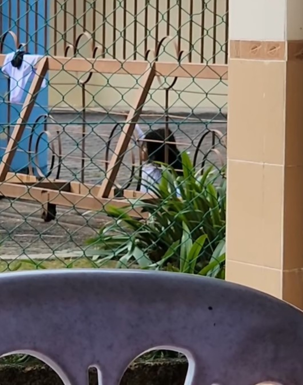 女童跨過去校門時差點跌倒，幸好她用手按住地面，未有受傷。