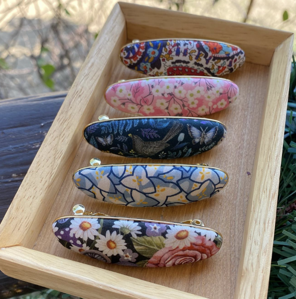 設有近 50 個主打精品咖啡及綠色植物，以及精品首 飾等等的本地特色品牌