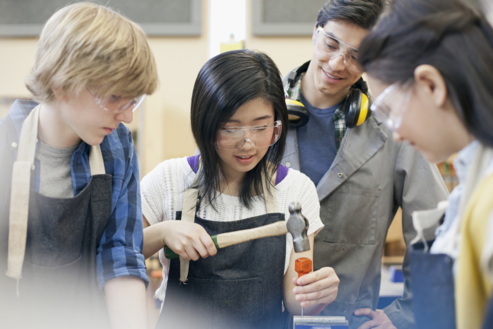 Po主表示自己每日需要上四堂課，每堂課都會前往不同教室以及和不同同學一起上課。