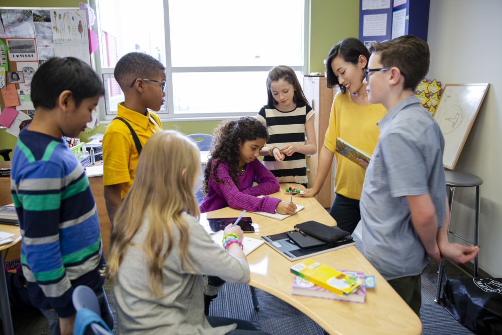 加拿大公立中學的老師教學上較輕鬆，不會交代太多功課。